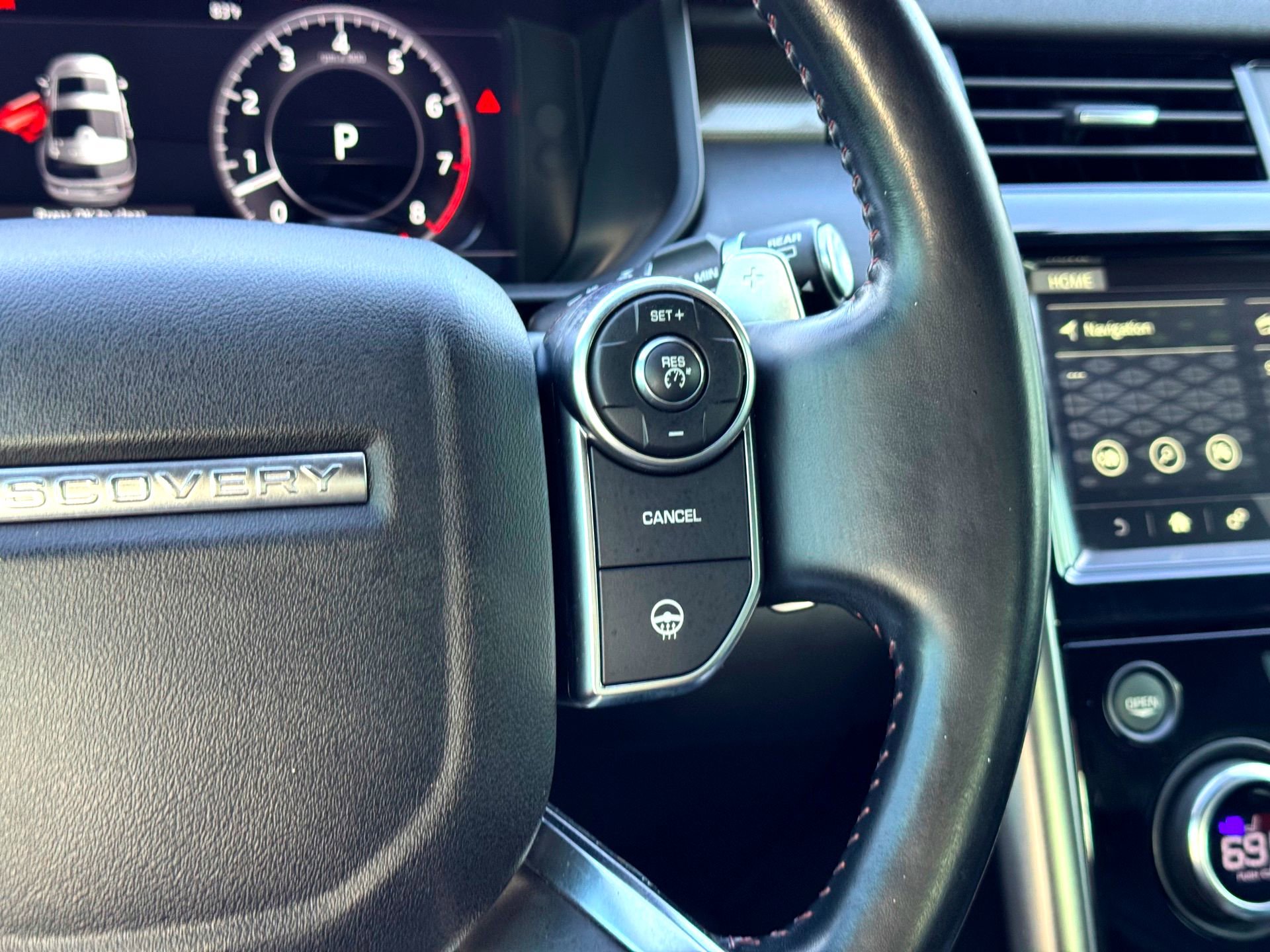 Used 2018 Land Rover Discovery HSE image 31