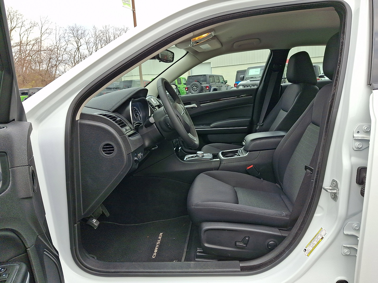 Used 2023 Chrysler 300 Touring w/ Sport Appearance Package image 15