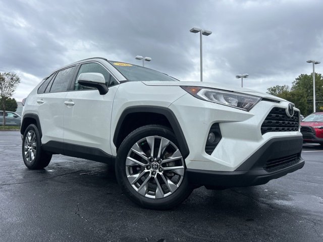 Used 2021 Toyota RAV4 XLE Premium image 3