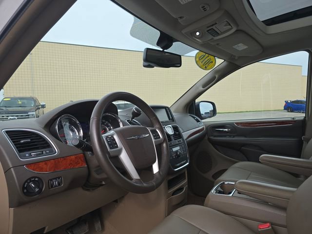 Used 2016 Chrysler Town & Country Touring-L image 11