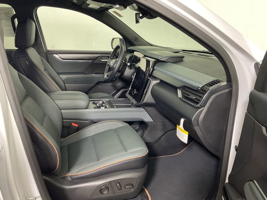 Used 2025 GMC Acadia AT4 image 27