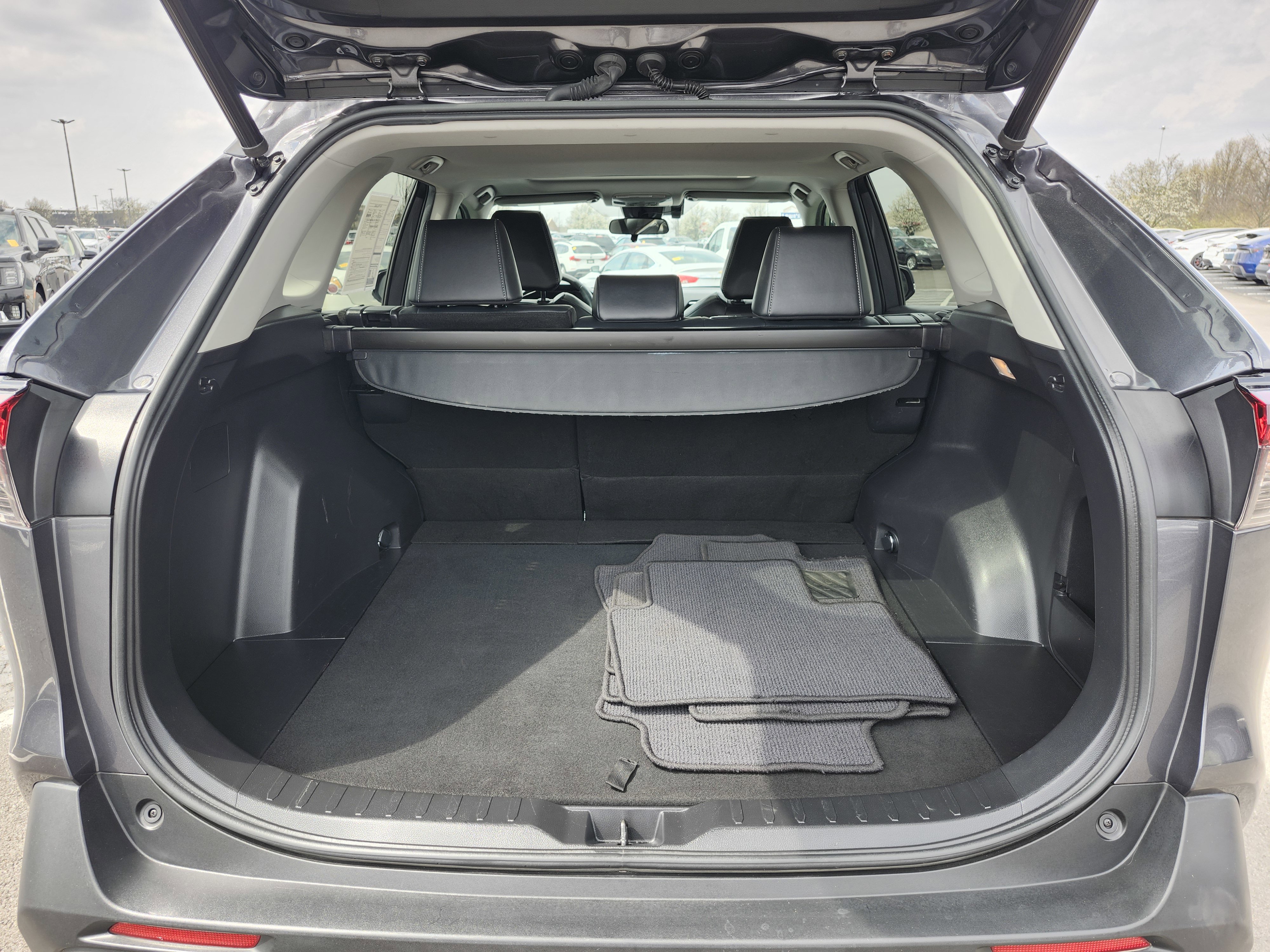 Used 2021 Toyota RAV4 XLE Premium image 24