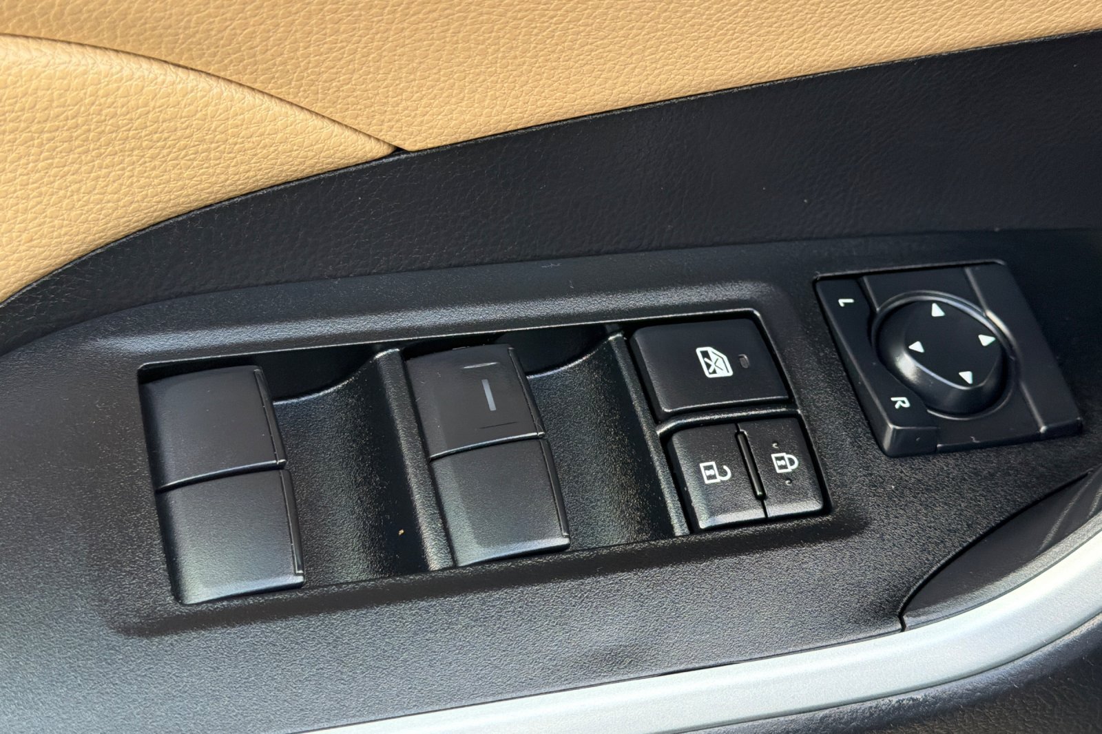 Used 2025 Toyota RAV4 LE AWD/4WD image 14