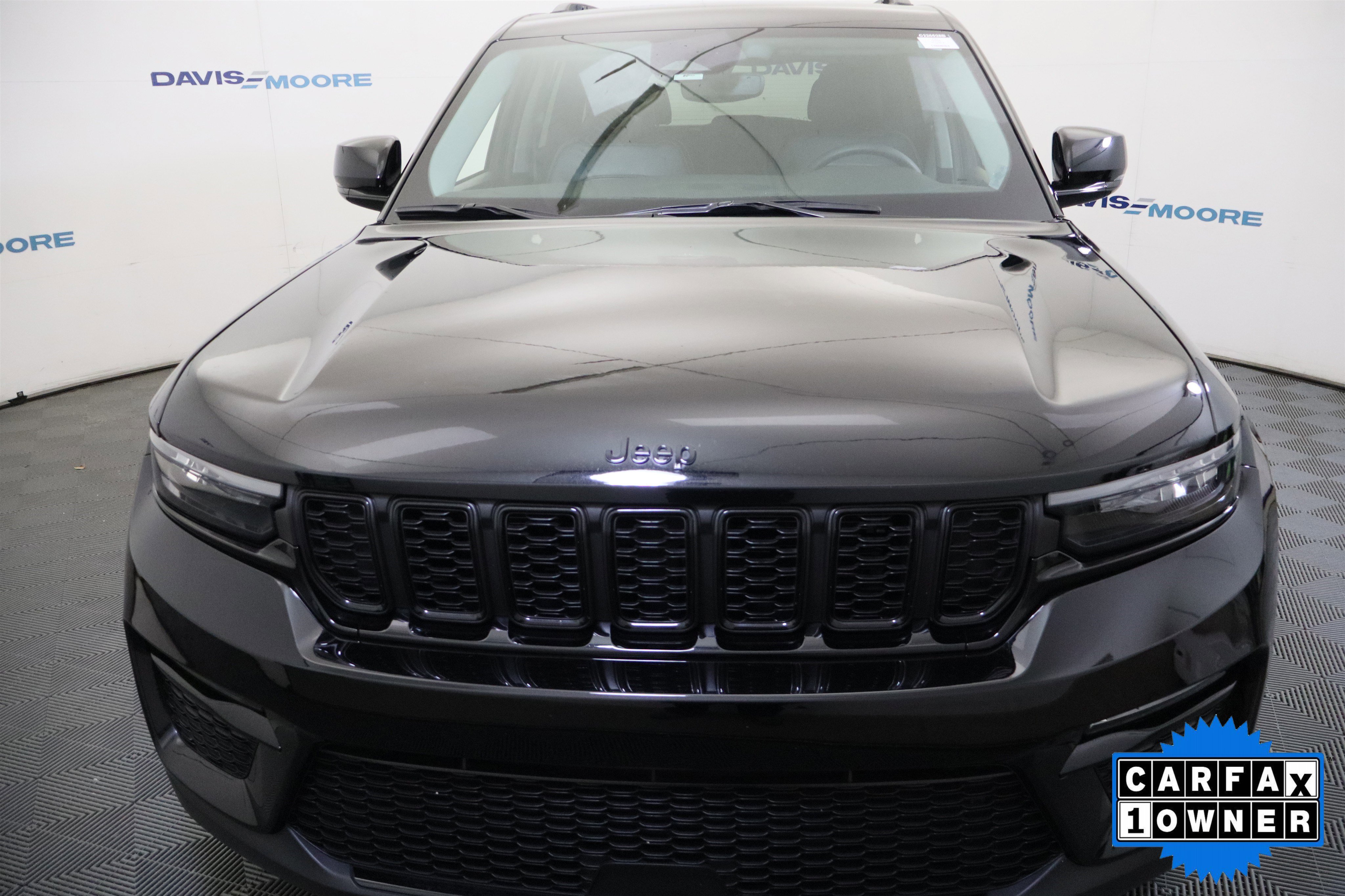 Used 2023 Jeep Grand Cherokee Limited w/ Black Appearance Package AWD/4WD image 14