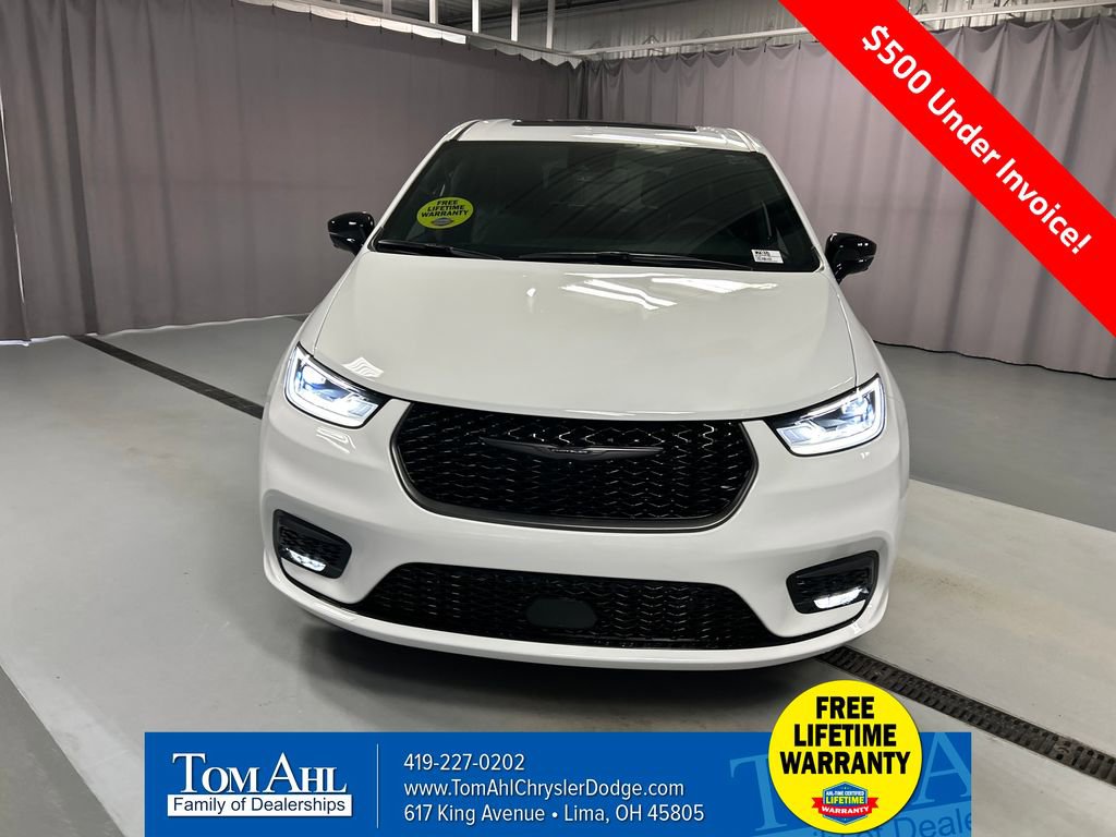 New 2026 Chrysler Pacifica Select image 2