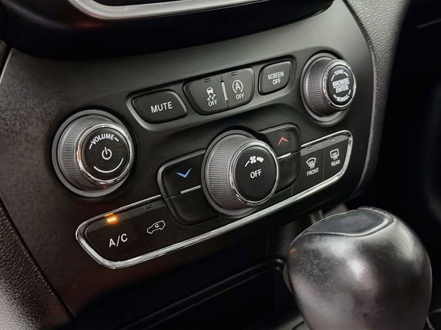 Used 2020 Jeep Cherokee Trailhawk AWD/4WD image 16