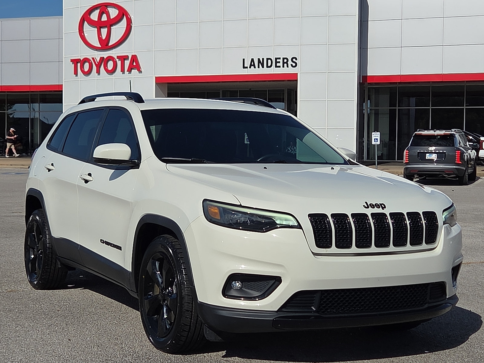 Used 2019 Jeep Cherokee Latitude Plus FWD image 1