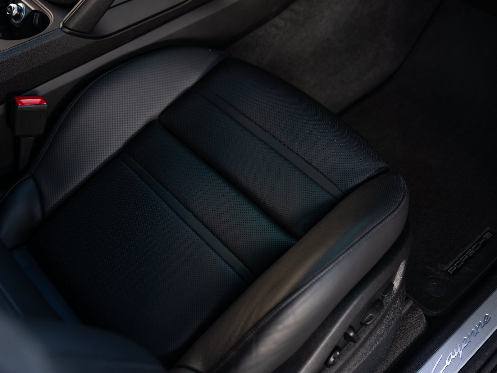 Certified 2024 Porsche Cayenne Coupe AWD/4WD image 38