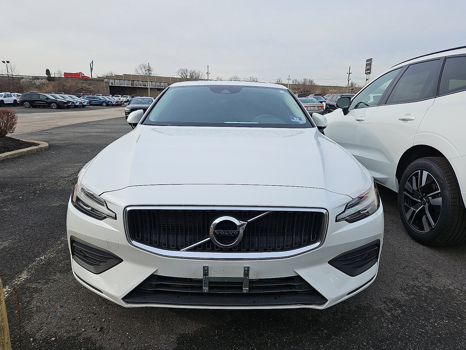 Used 2019 Volvo S60 T6 Momentum image 2