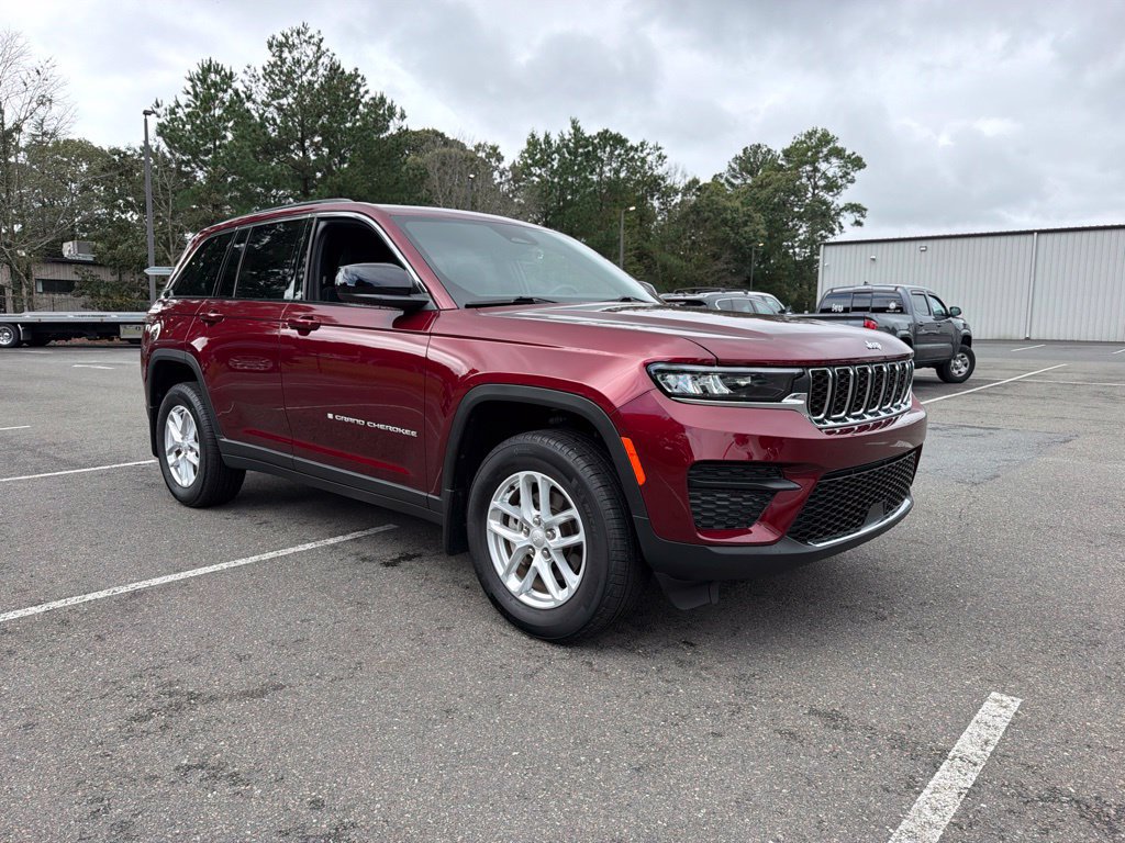 Used 2025 Jeep Grand Cherokee Laredo X w/ Luxury Tech Group I AWD/4WD image 4
