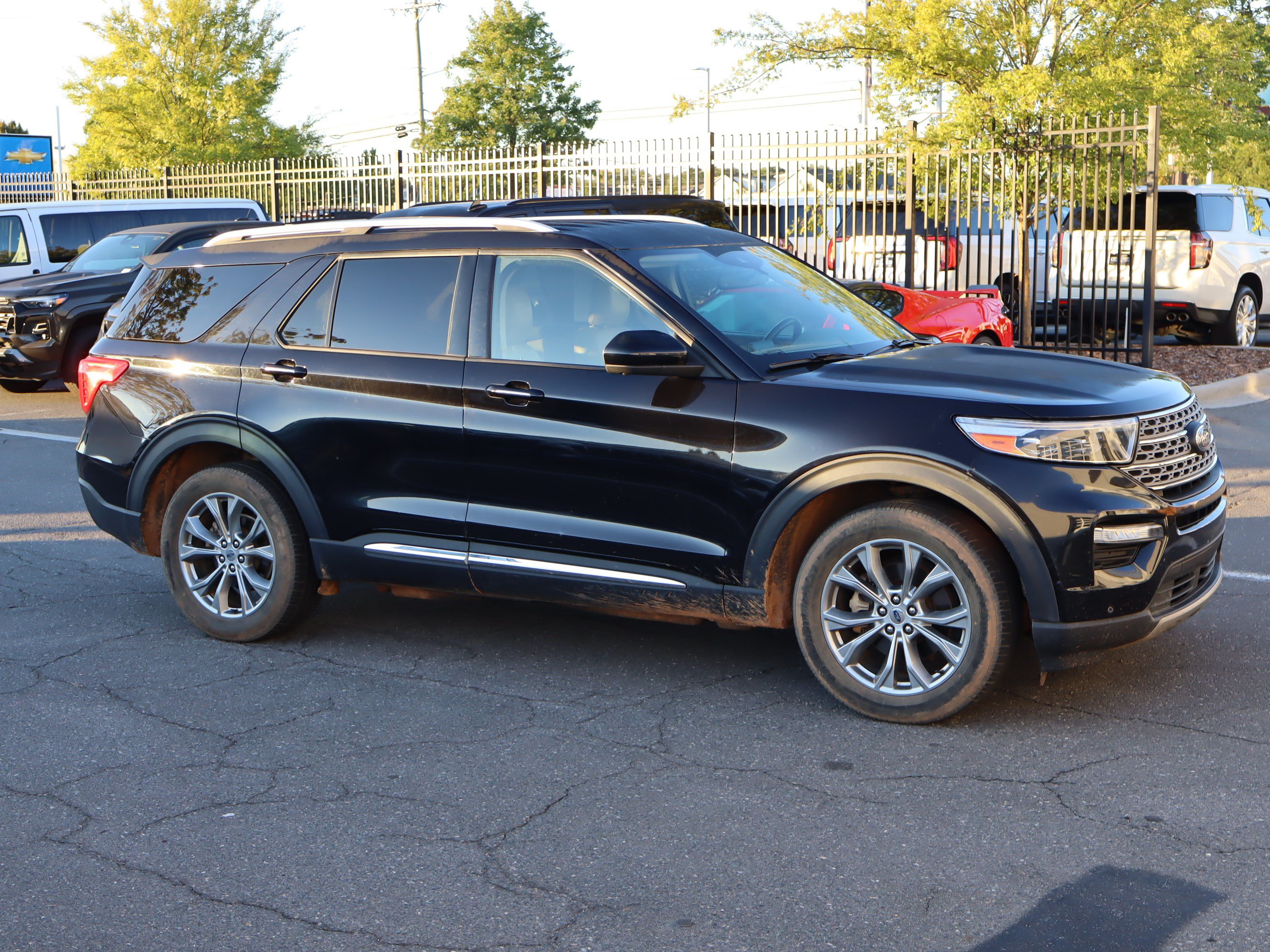 Used 2023 Ford Explorer Limited AWD/4WD image 2