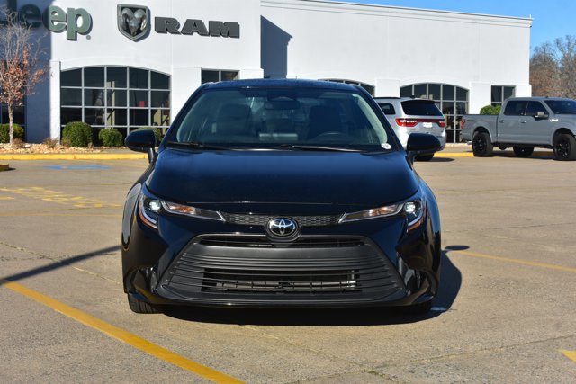 Used 2025 Toyota Corolla LE image 2