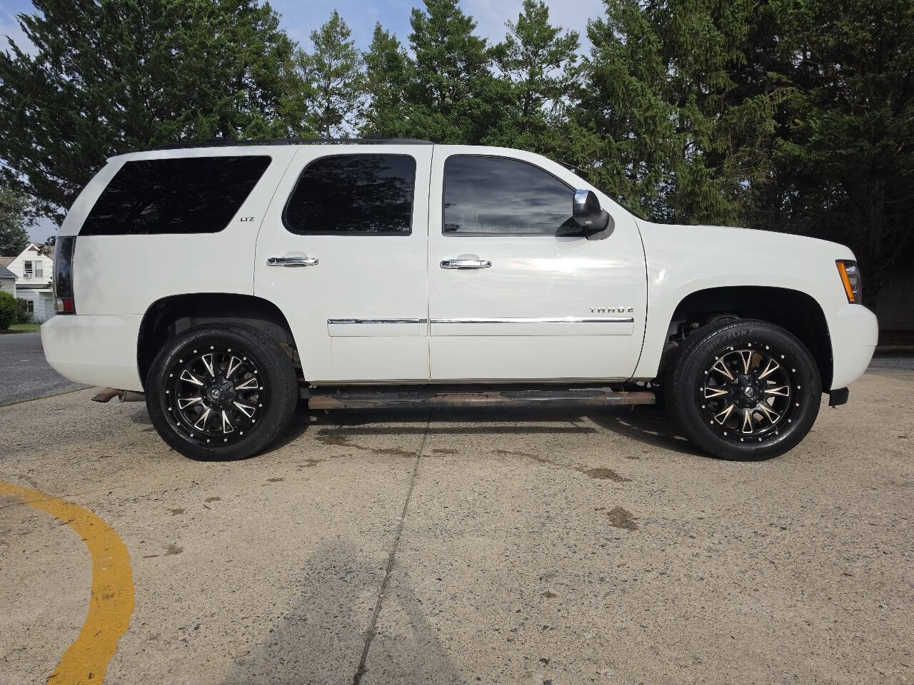 Used 2010 Chevrolet Tahoe LTZ AWD/4WD image 2