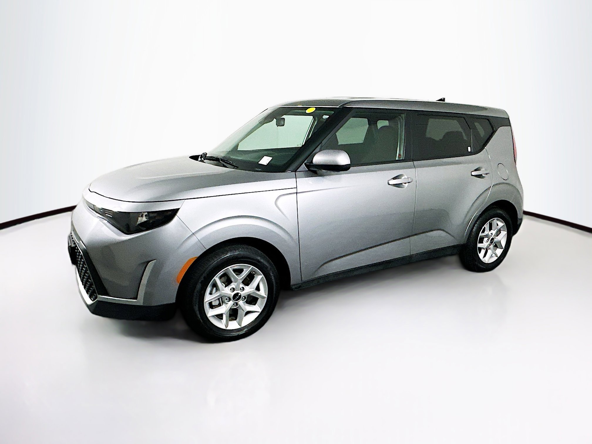 Used 2025 Kia Soul LX w/ LX Technology Package FWD image 4