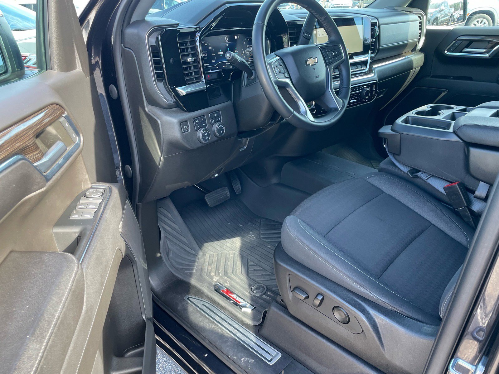 Used 2023 Chevrolet Silverado 1500 LT image 4