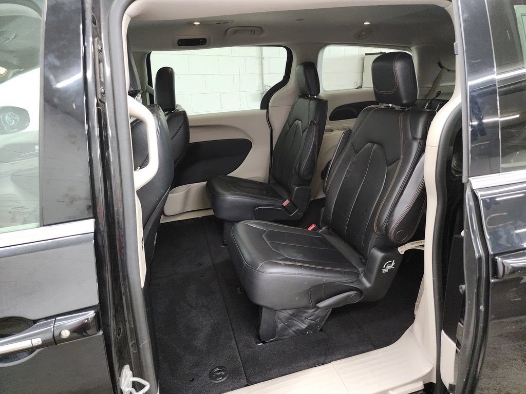 Used 2017 Chrysler Pacifica Touring-L FWD image 24