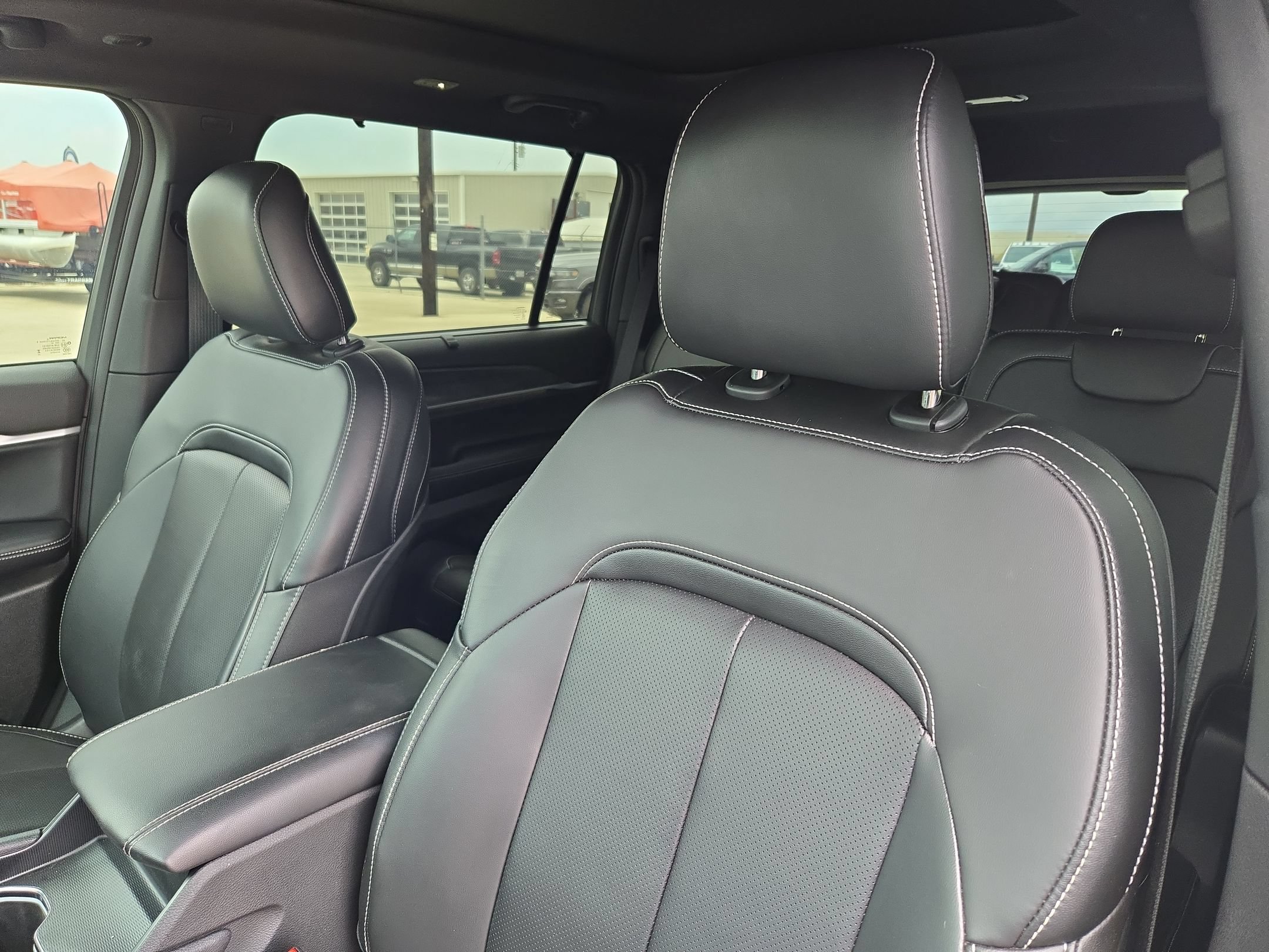 Used 2025 Jeep Grand Cherokee L Limited w/ Luxury Tech Group II RWD image 9