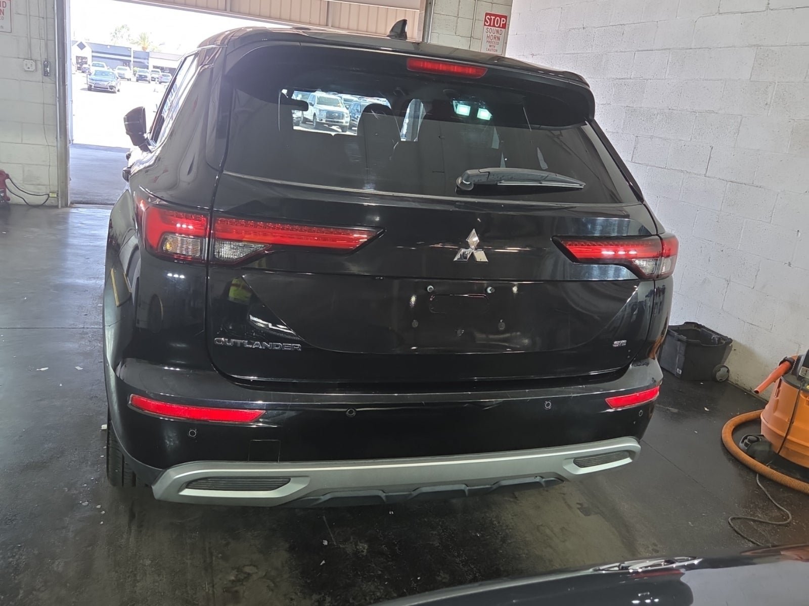 Used 2023 Mitsubishi Outlander SE Black Edition FWD image 4
