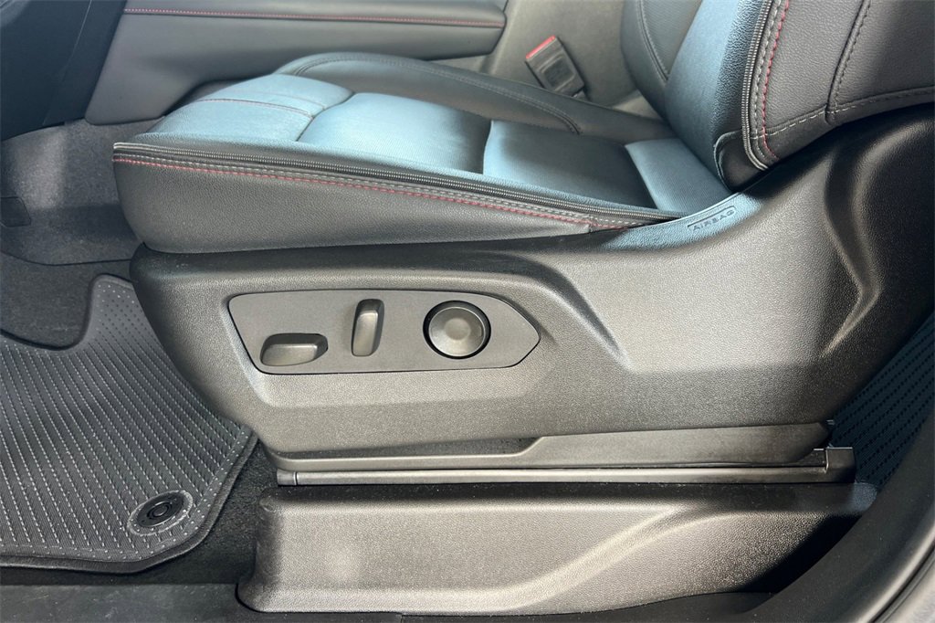Used 2025 Chevrolet Suburban RST image 18