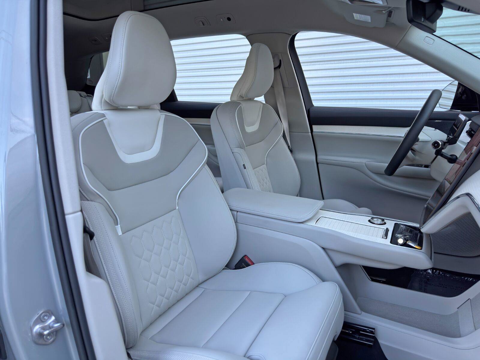 Used 2025 Volvo EX90 Ultra AWD/4WD image 30