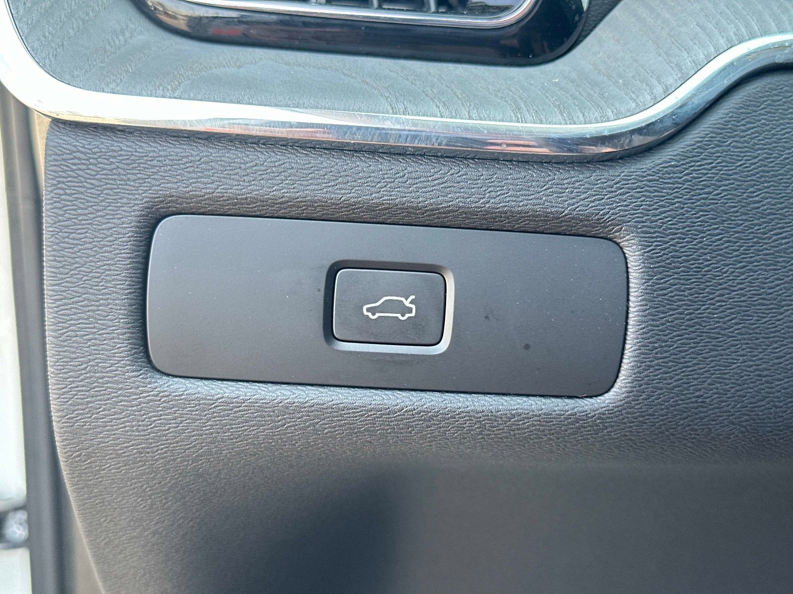 Certified 2025 Volvo XC60 B5 Plus image 28