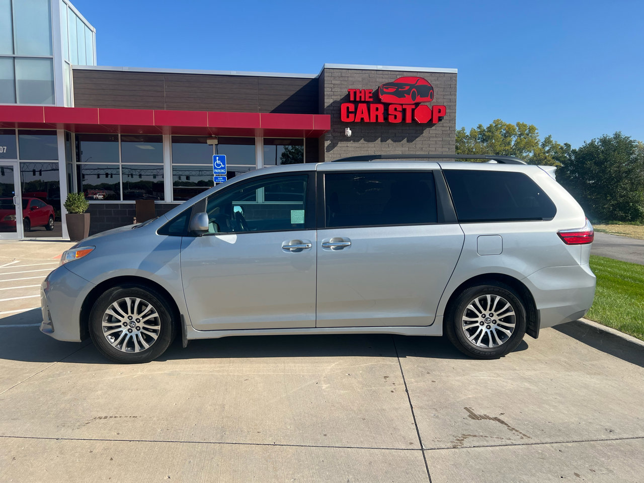Used 2019 Toyota Sienna XLE image 1