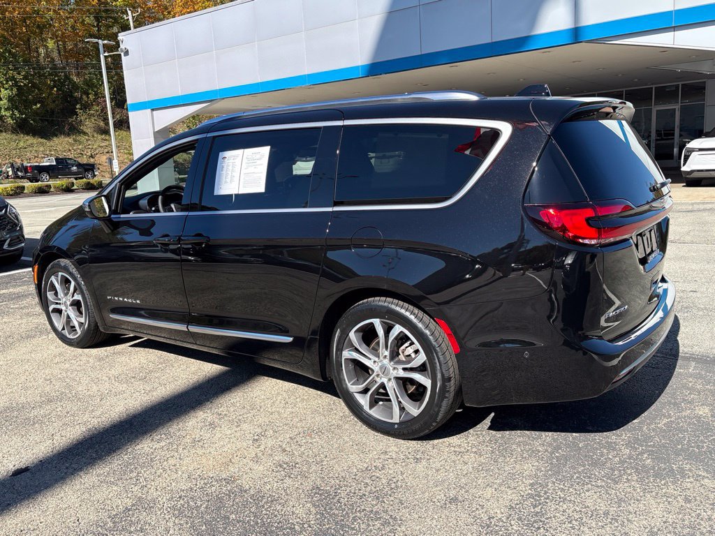 Used 2025 Chrysler Pacifica Pinnacle FWD image 3