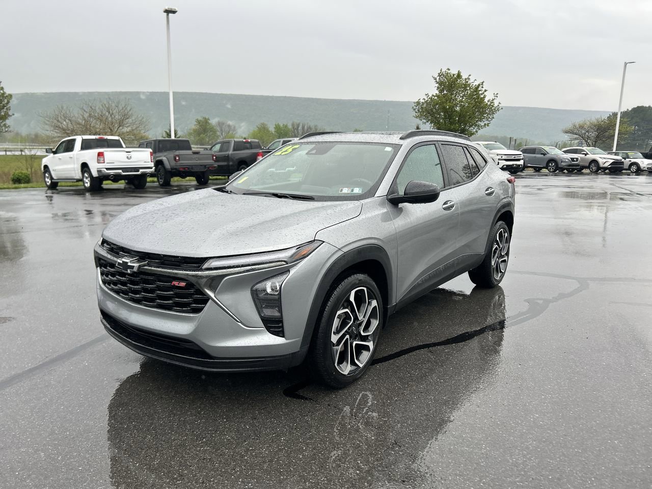 New 2025 Chevrolet Trax RS w/ Sunroof Package FWD image 3