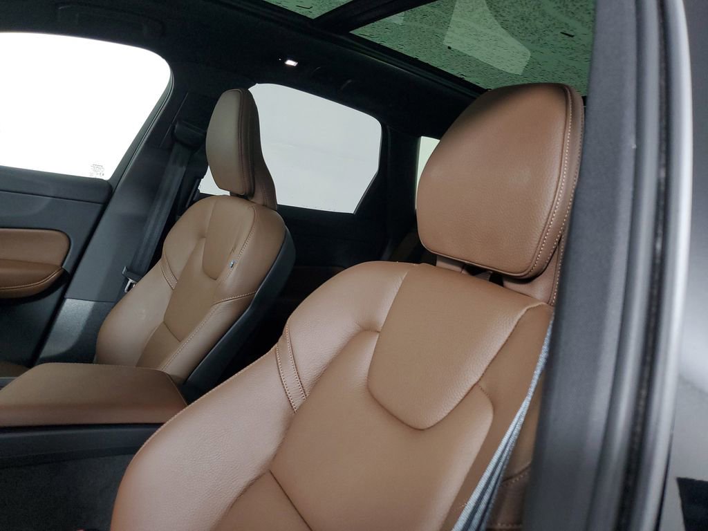 Certified 2025 Volvo XC60 B5 Plus image 25