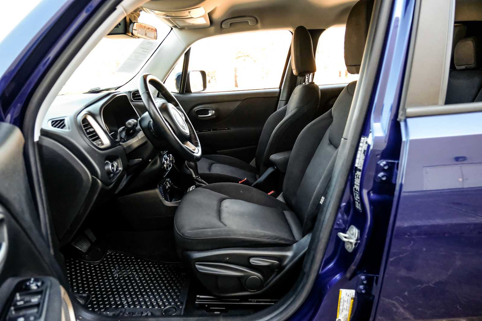 Used 2017 Jeep Renegade Latitude w/ Cold Weather Group image 4