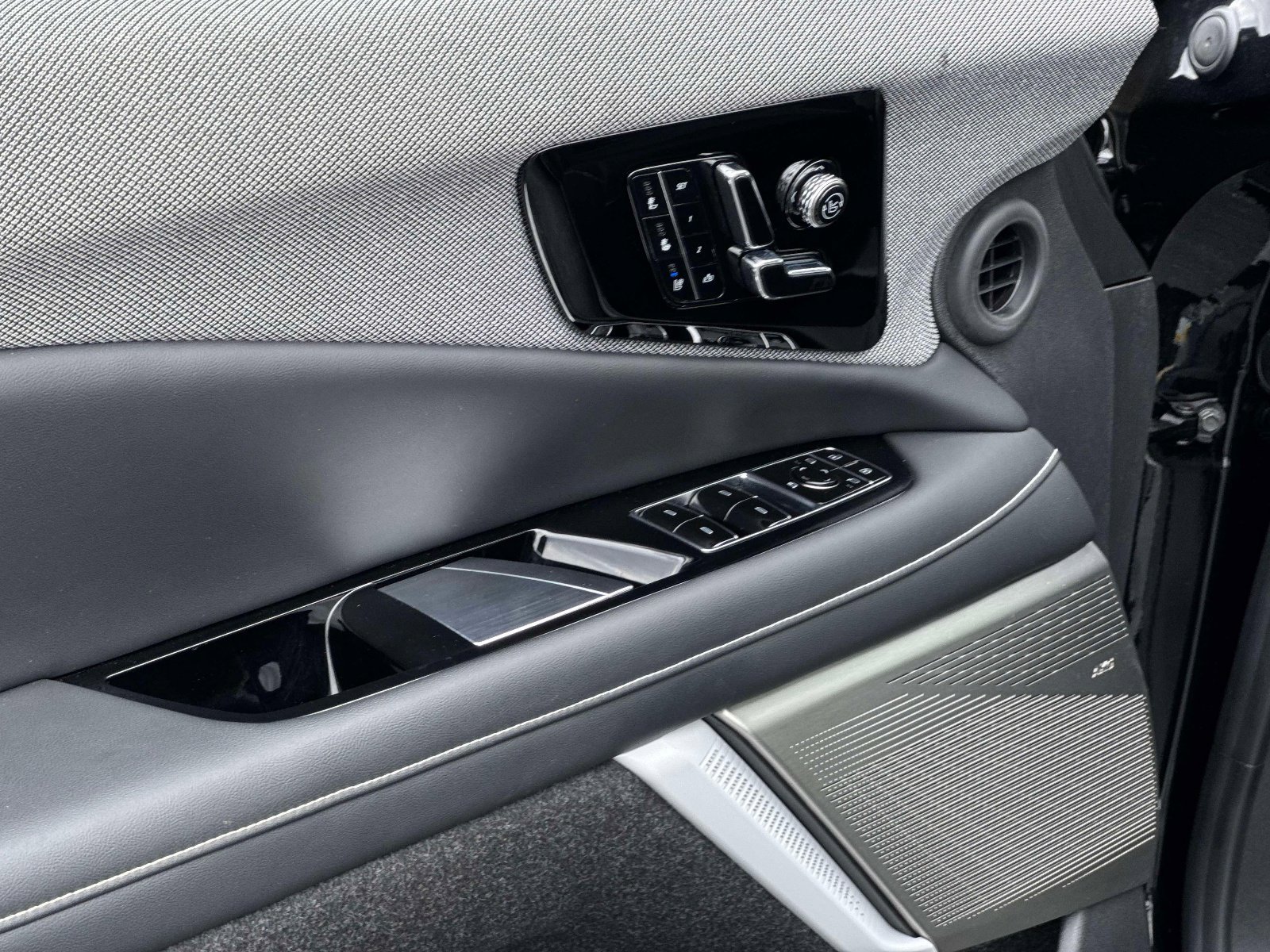 Certified 2025 Cadillac Optiq Luxury 2 w/ LPO, Floor Liner Package AWD/4WD image 19