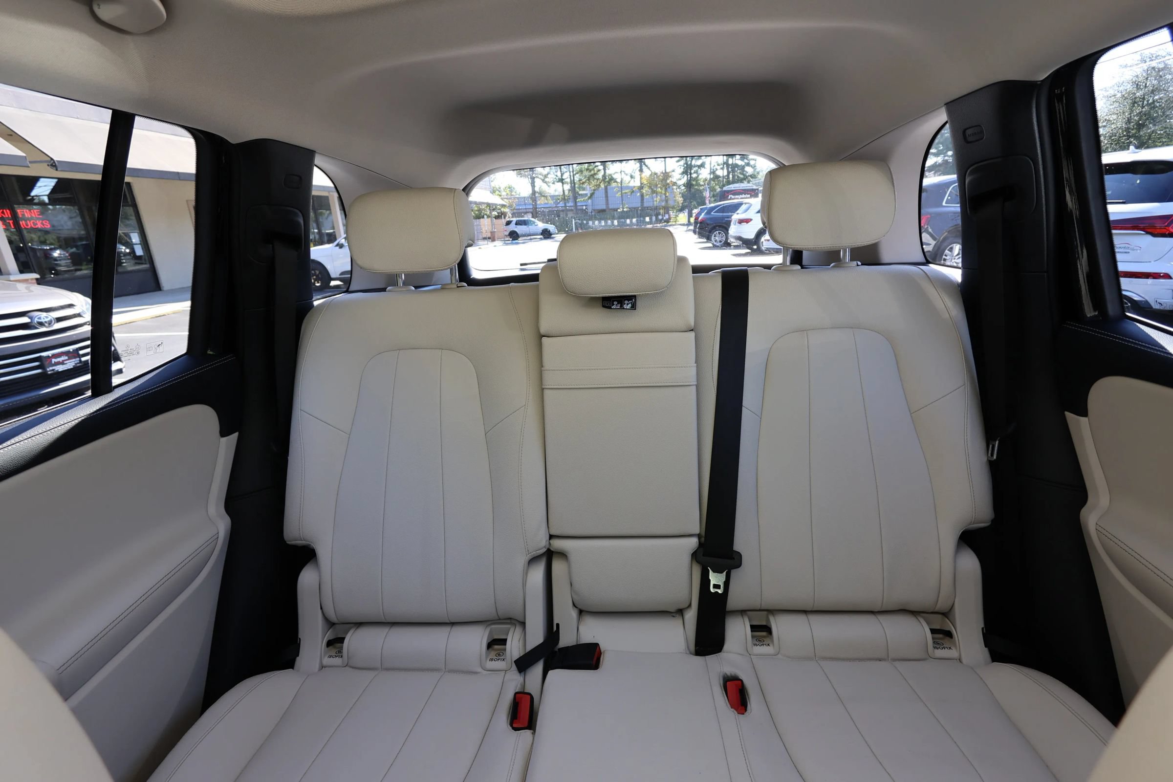 Used 2023 Mercedes-Benz GLB 250 4MATIC w/ Premium Package image 30