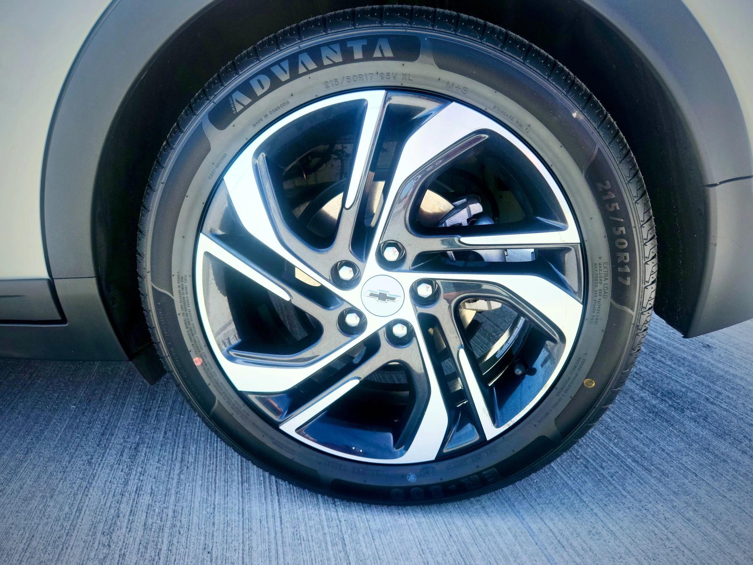 Used 2023 Chevrolet Bolt LT w/ Infotainment Package FWD image 14