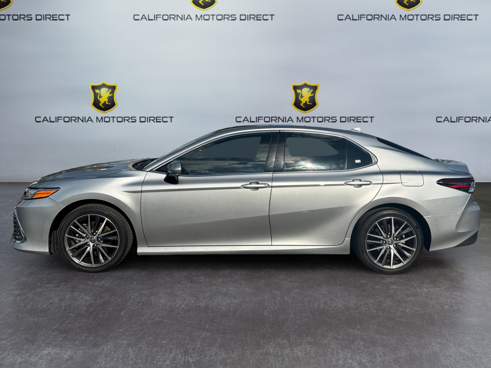 Used 2022 Toyota Camry XLE FWD image 2
