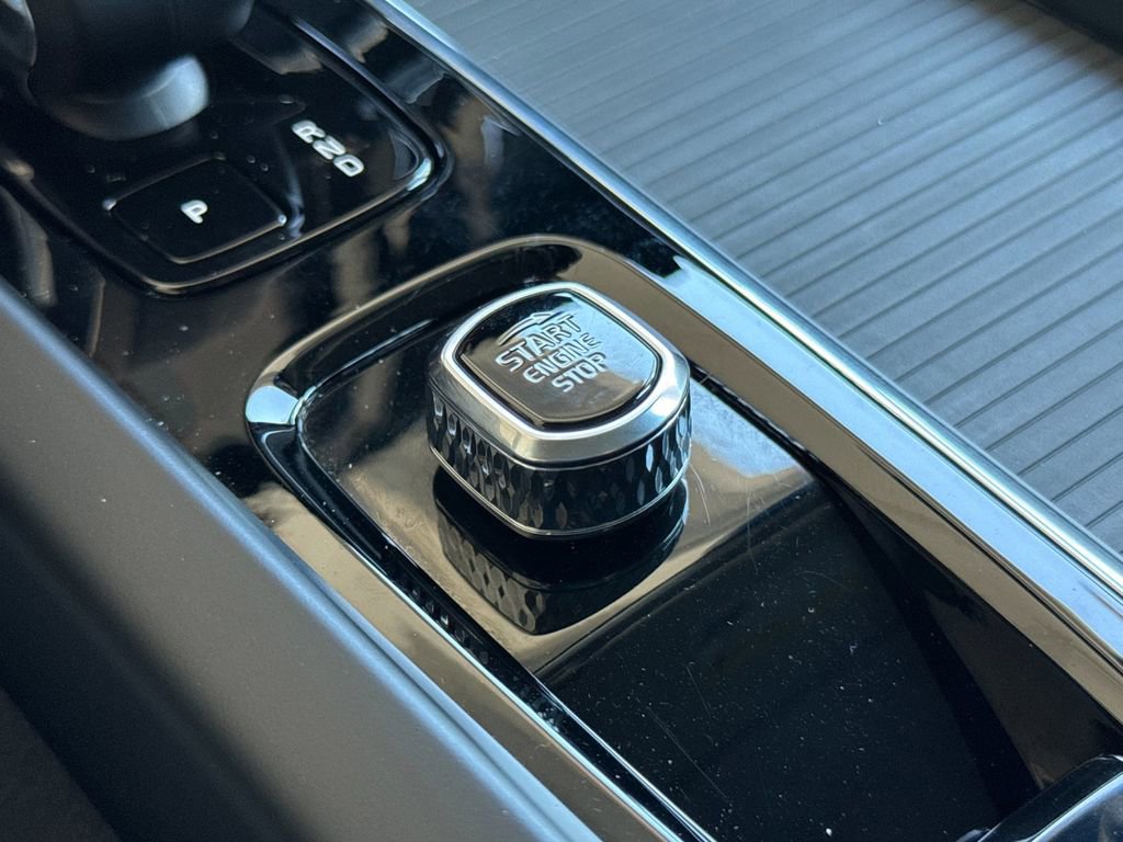 Certified 2025 Volvo XC60 B5 Core AWD/4WD image 22