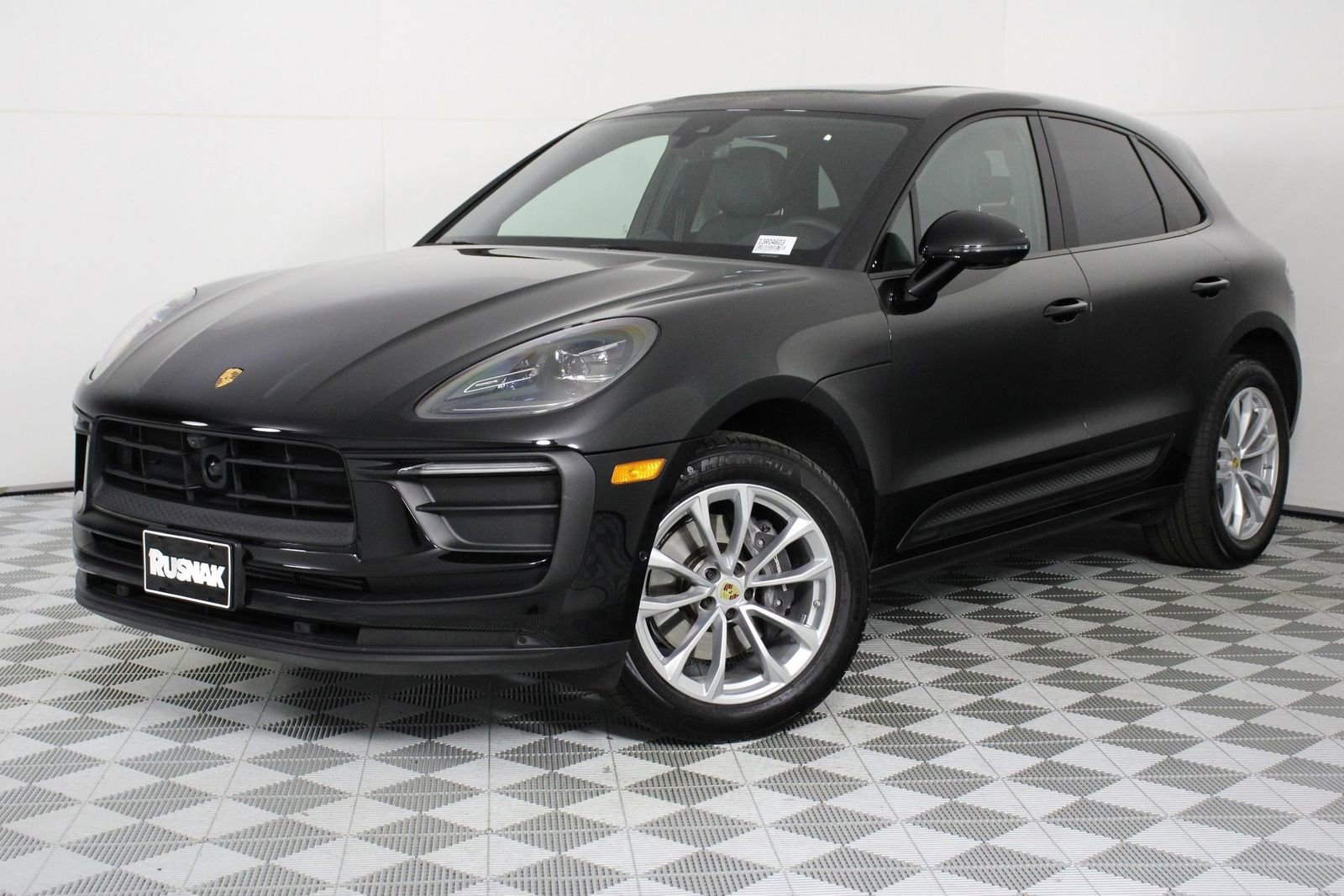 Certified 2025 Porsche Macan image 1