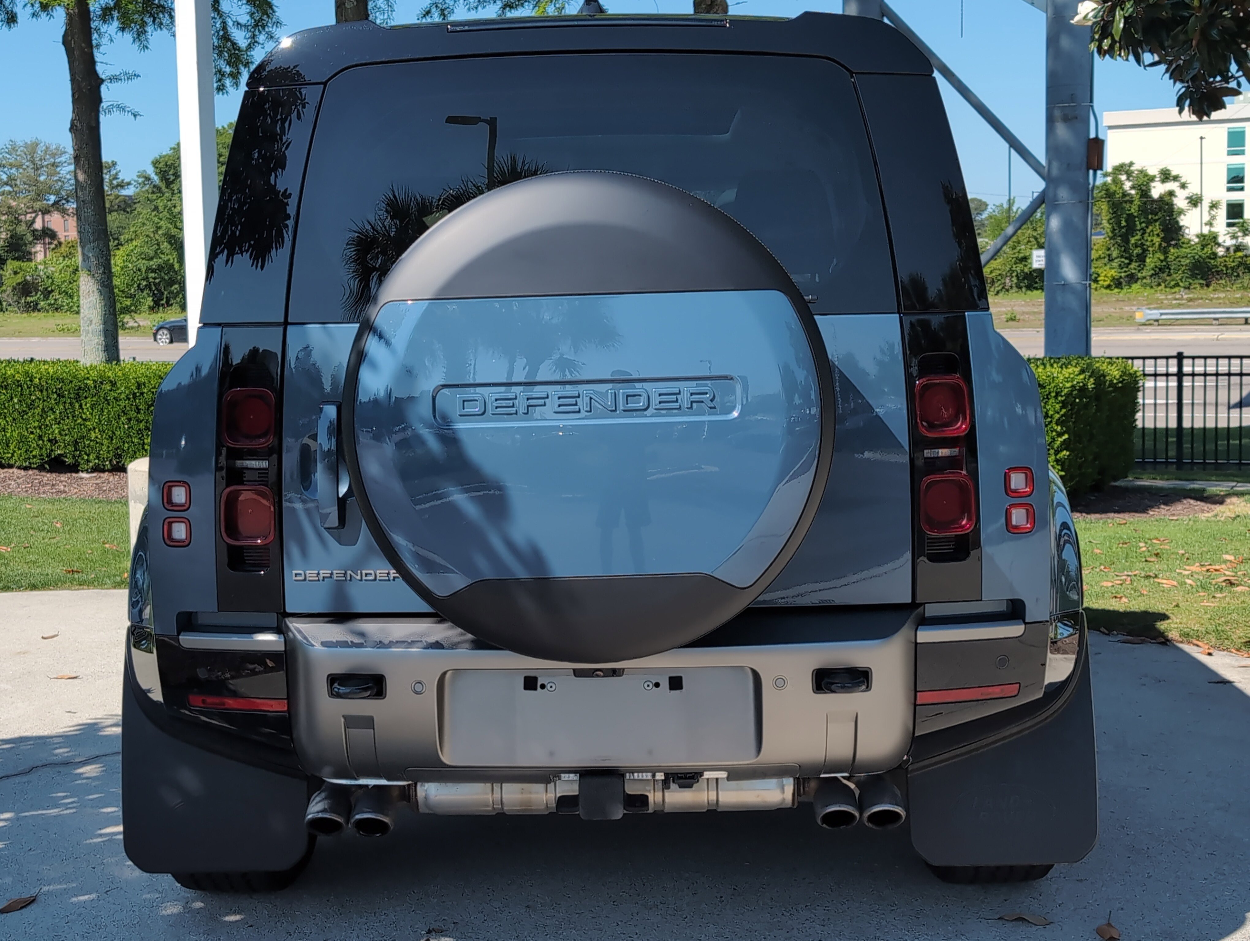 Used 2025 Land Rover Defender 110 X-Dynamic SE AWD/4WD image 9