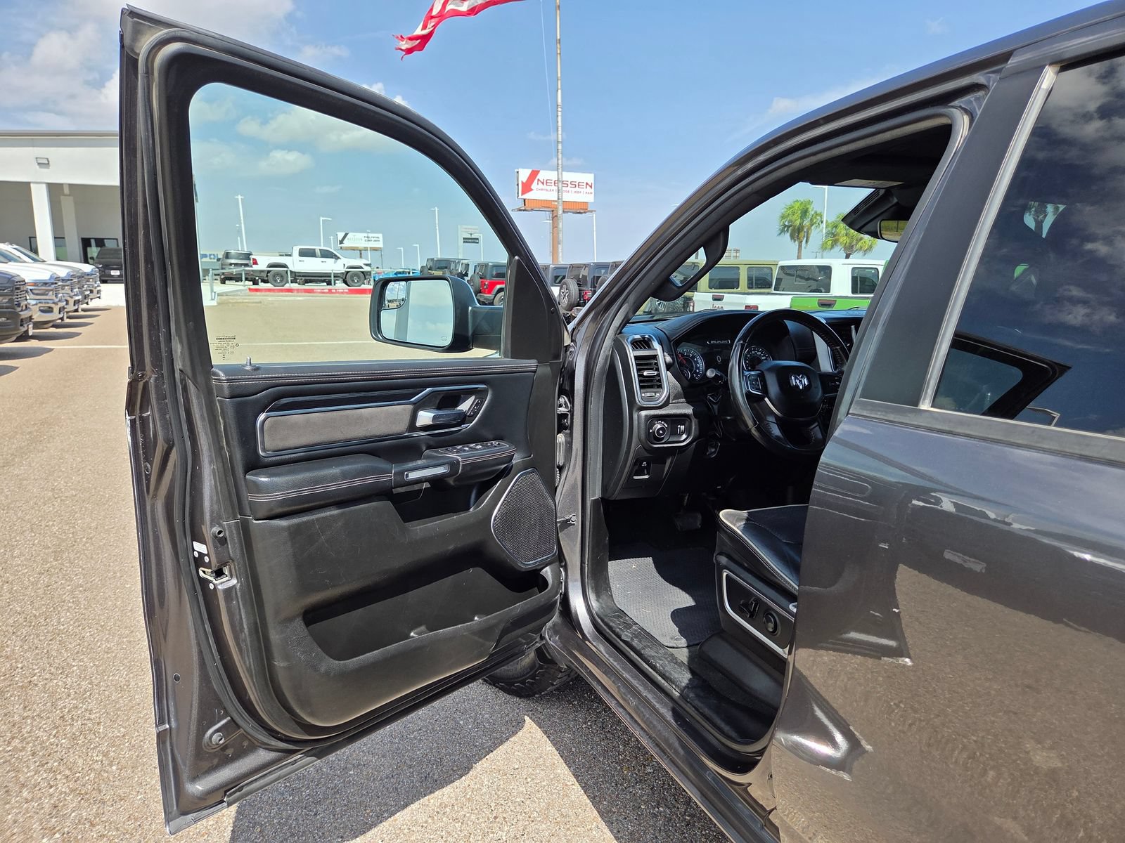 Used 2024 RAM 1500 Laramie AWD/4WD image 15