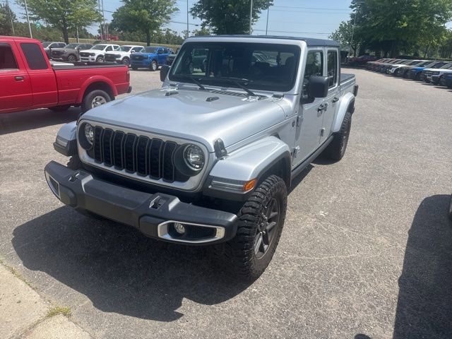 Used 2024 Jeep Gladiator Sport AWD/4WD image 2
