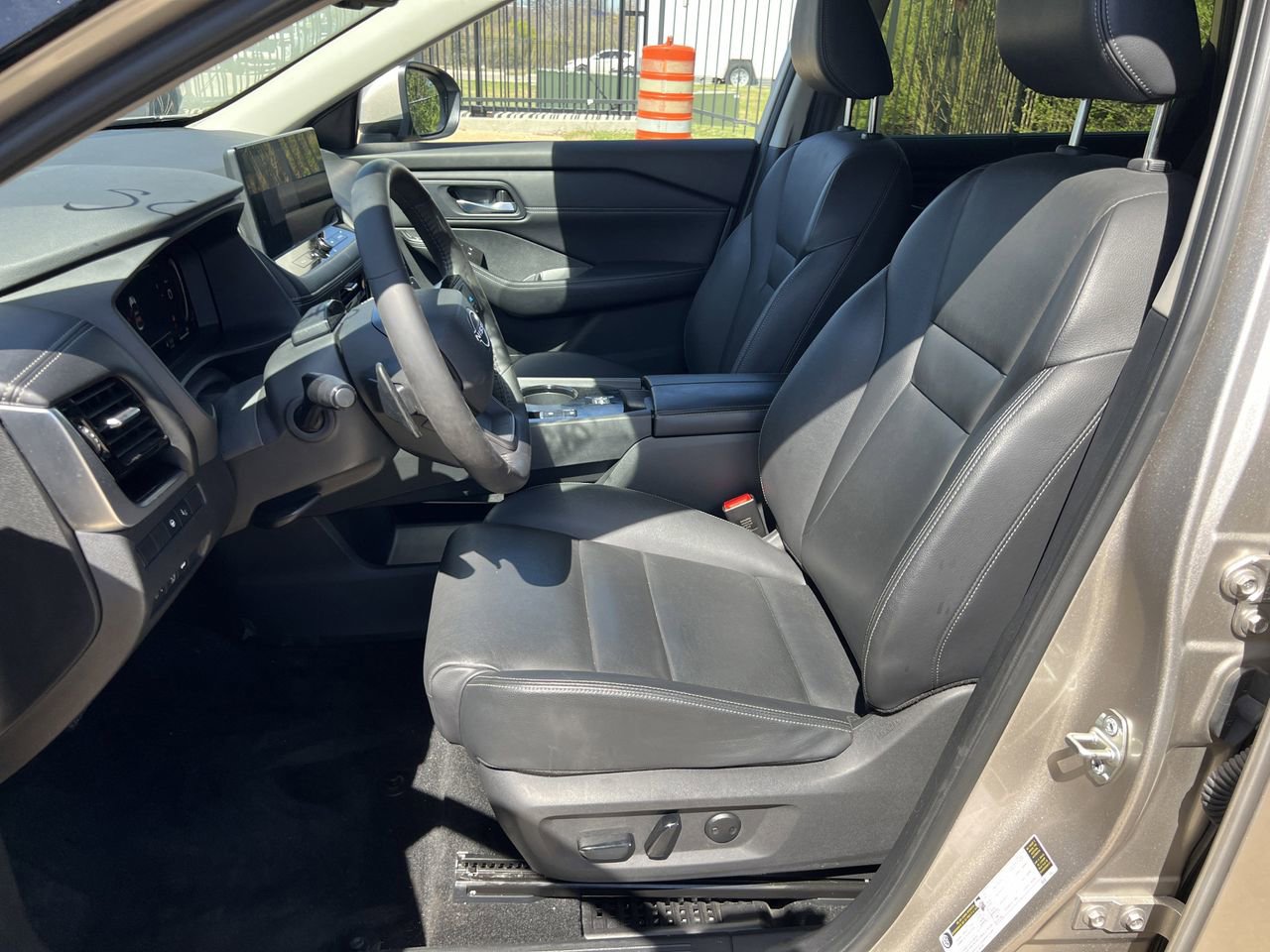 Used 2025 Nissan Rogue SL w/ Tech Package image 10