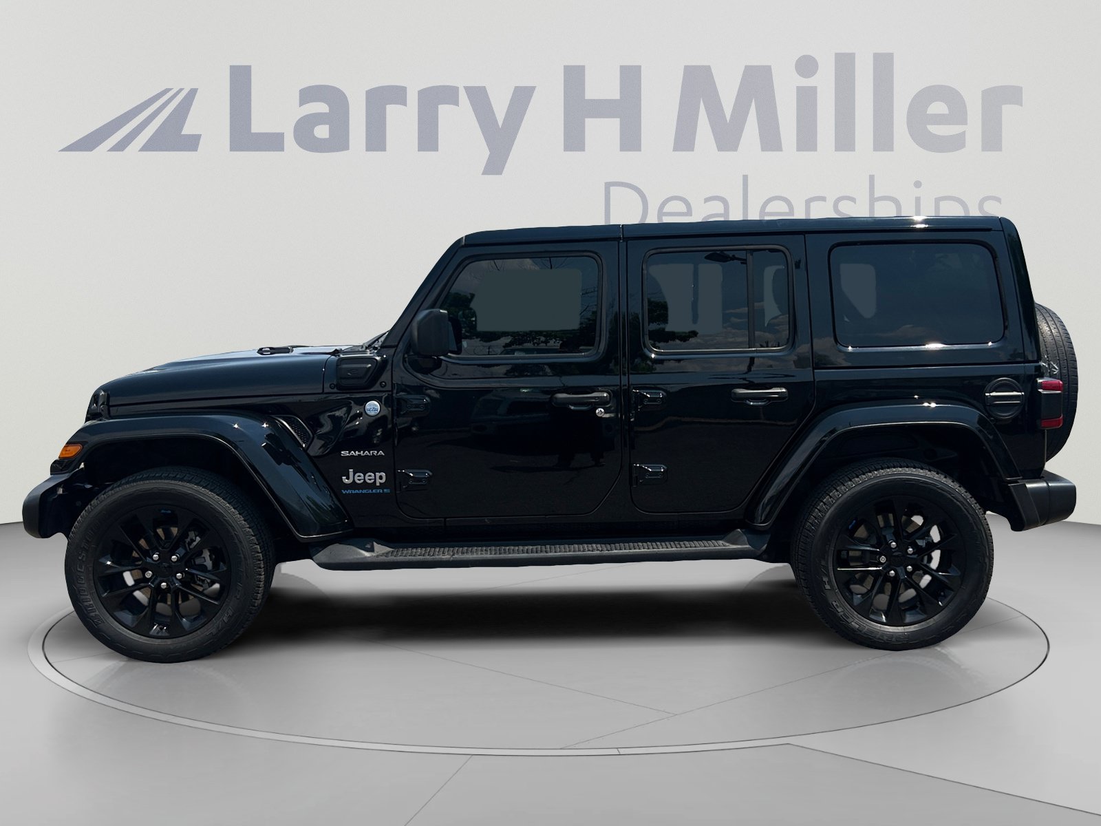 Used 2023 Jeep Wrangler Unlimited Sahara w/ Cold Weather Group AWD/4WD image 2