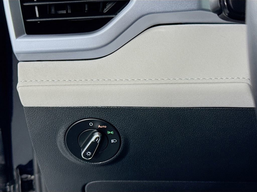 Used 2025 Volkswagen Taos SE image 11