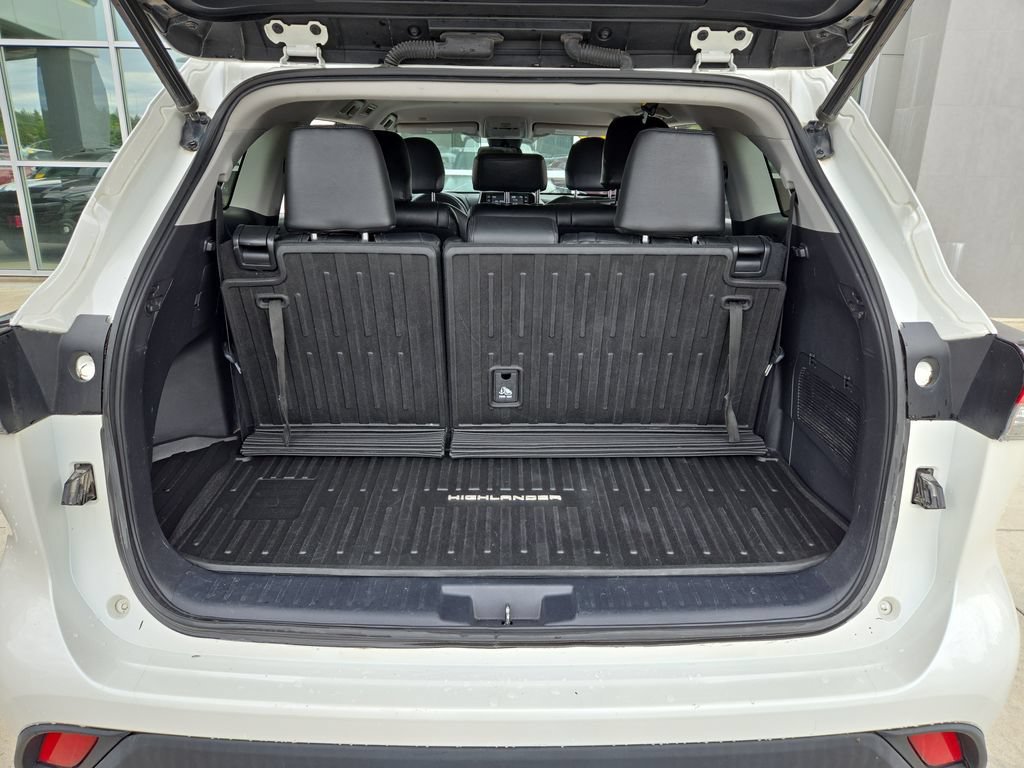 Used 2020 Toyota Highlander LE AWD/4WD image 29