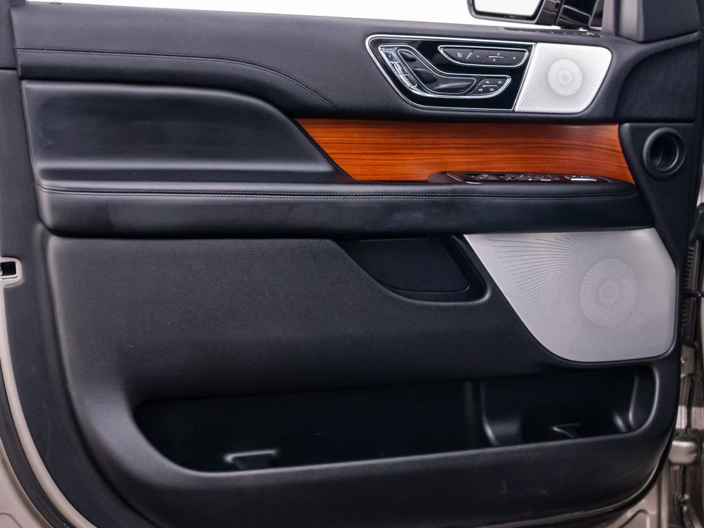 Used 2019 Lincoln Navigator Reserve AWD/4WD image 13