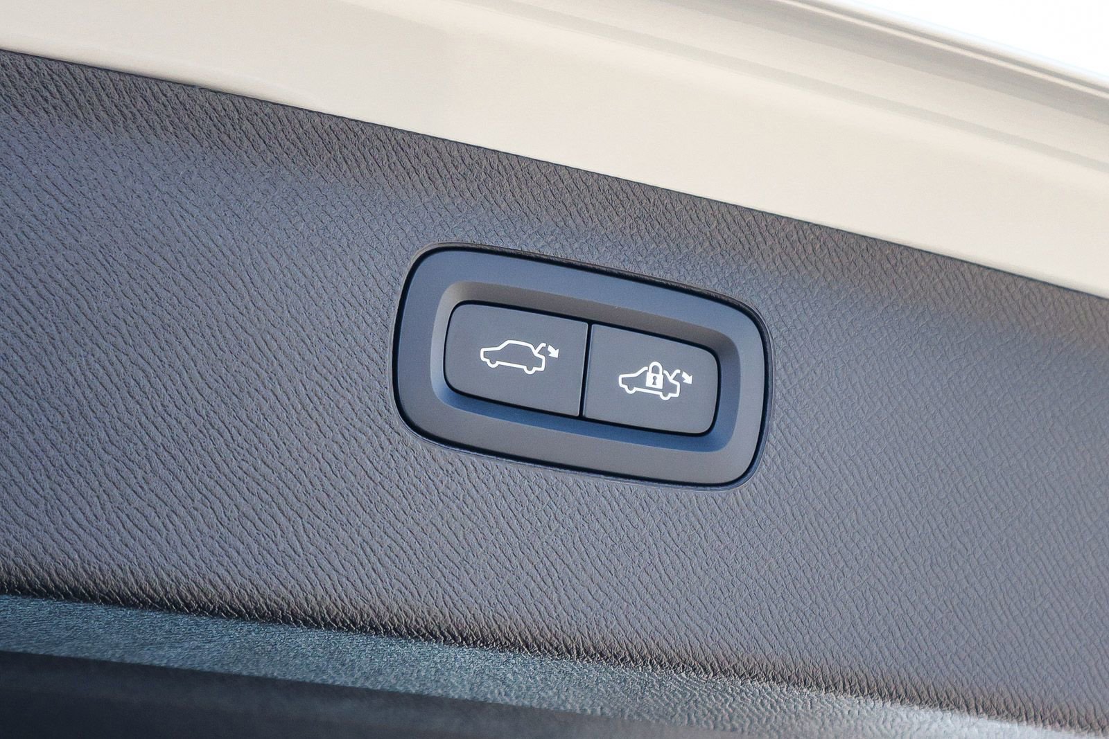 New 2026 Volvo XC90 T8 Plus w/ Protection Package Premier image 26