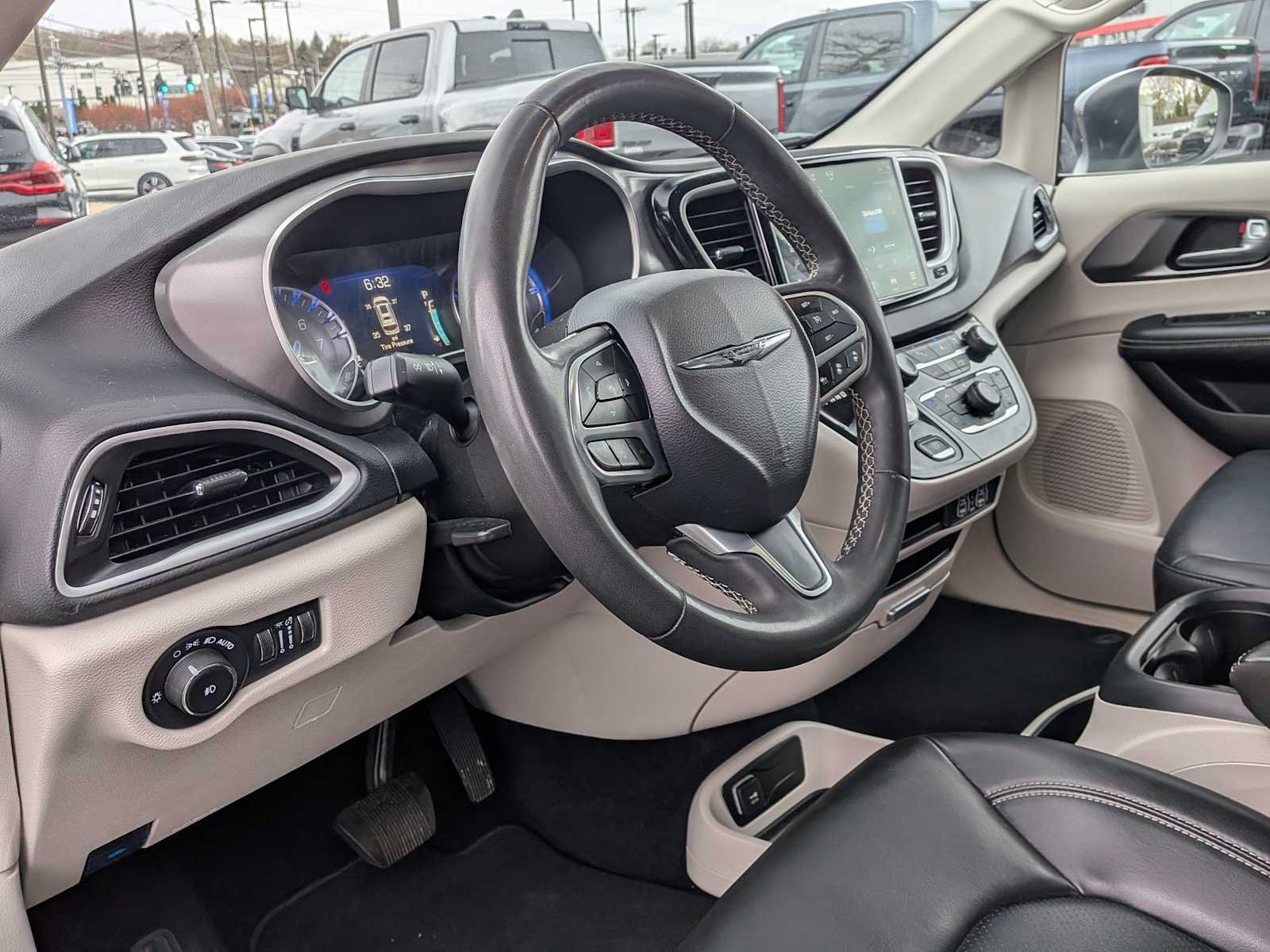 Used 2023 Chrysler Pacifica Touring-L FWD image 10