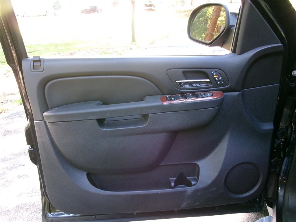 Used 2013 Chevrolet Avalanche LTZ RWD image 9