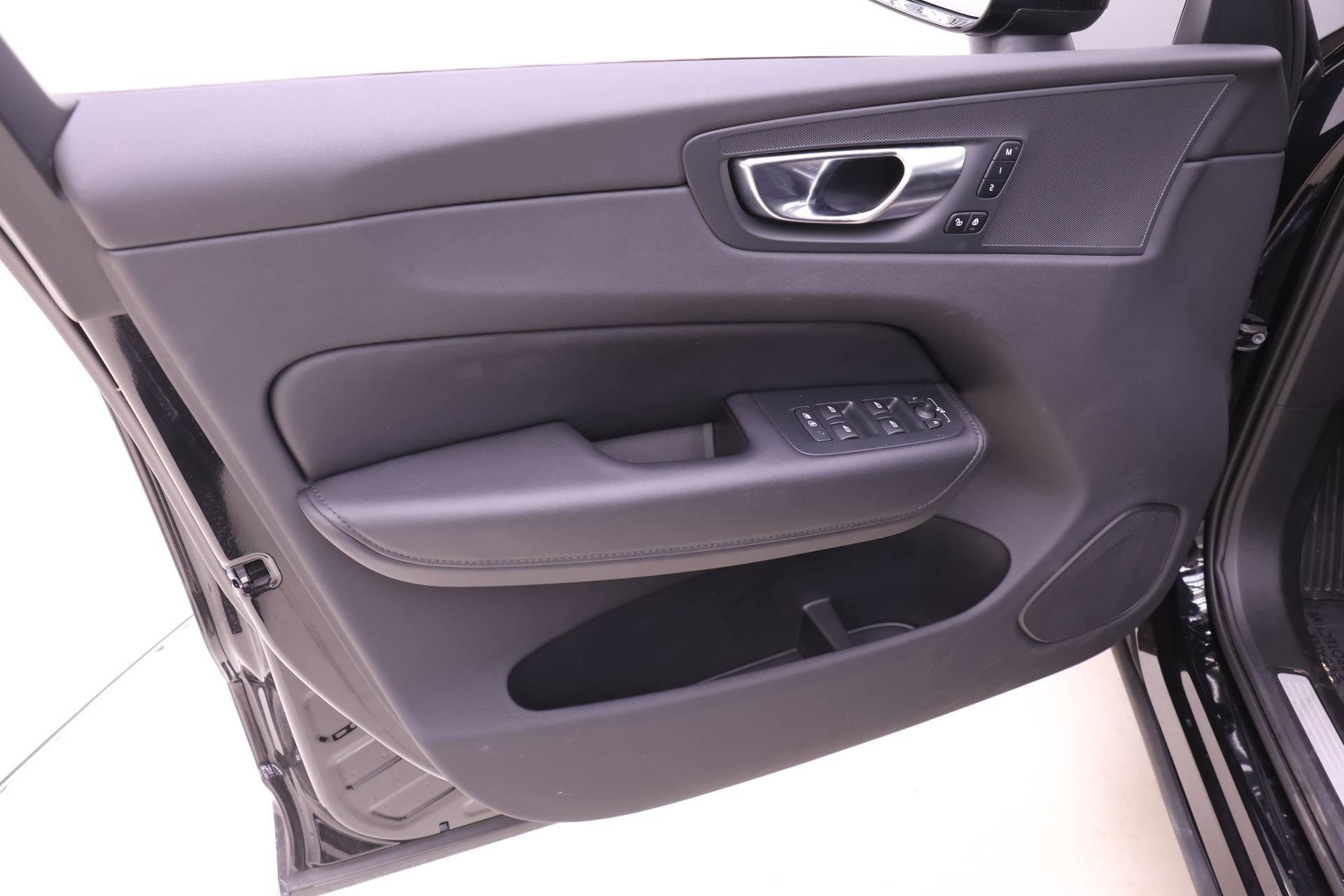 Certified 2025 Volvo XC60 B5 Plus image 9