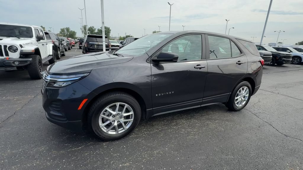Used 2022 Chevrolet Equinox LS FWD image 4
