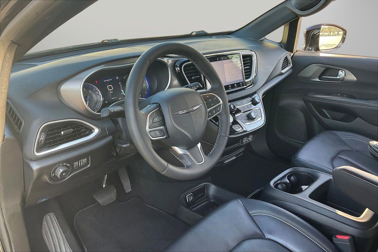 Used 2025 Chrysler Pacifica Select image 19